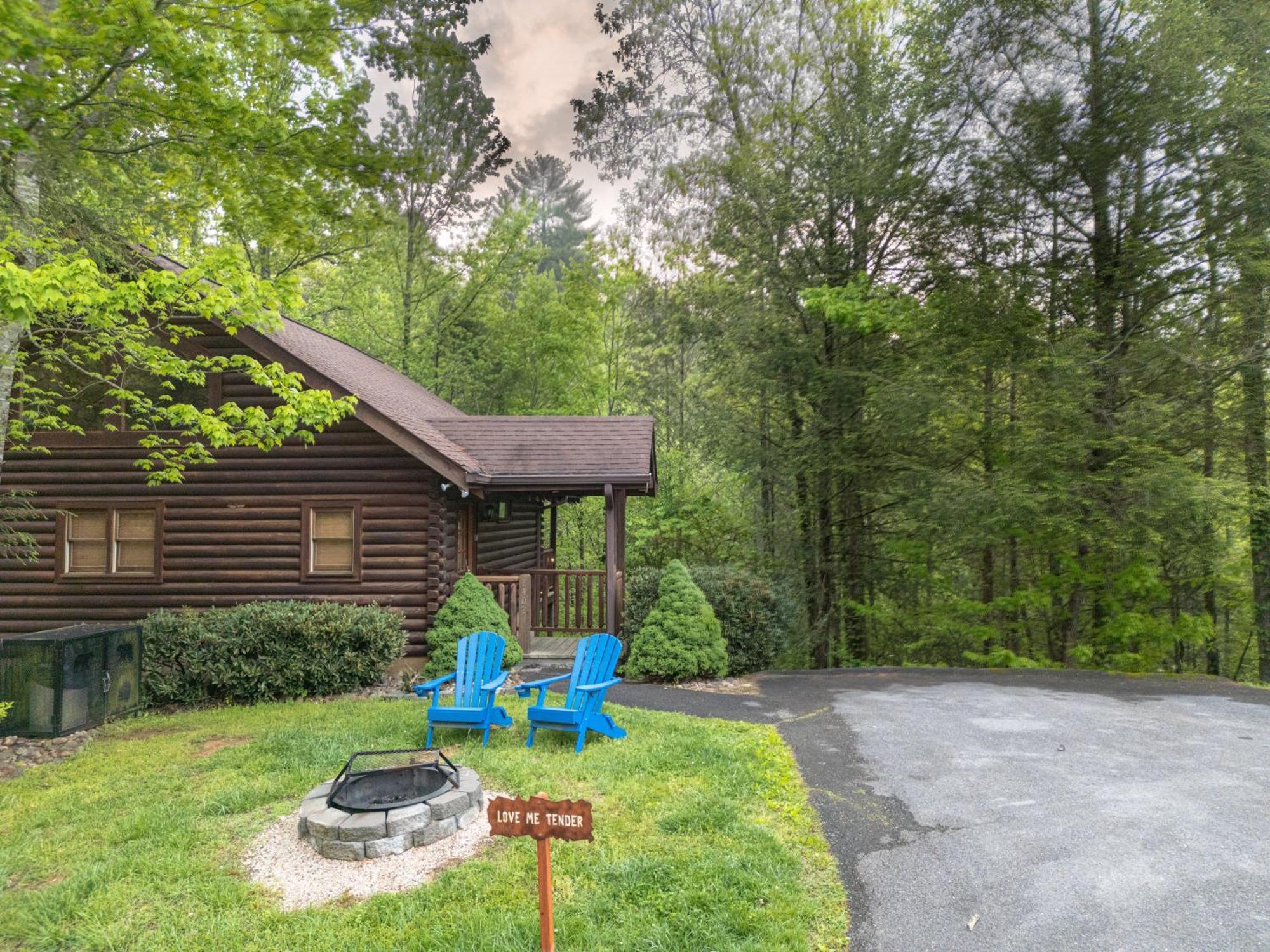 Love Me Tender Studio Cabin Sevierville Room photo