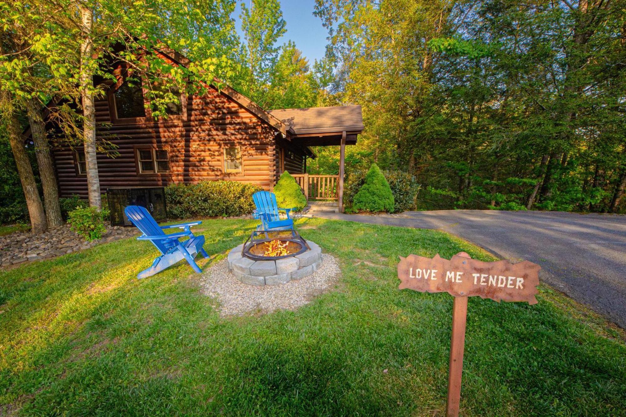 Love Me Tender Studio Cabin Sevierville Room photo