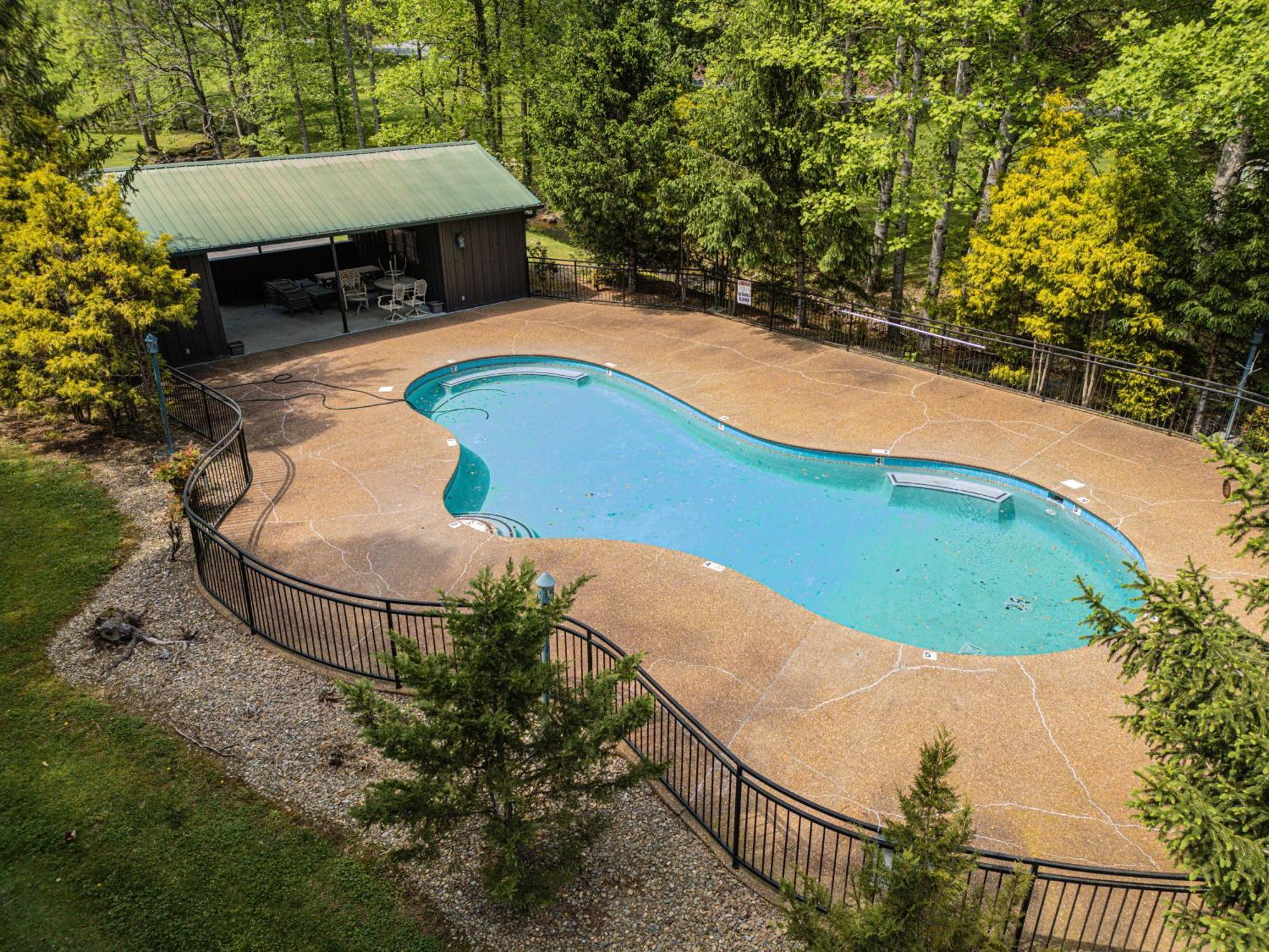 Love Me Tender Studio Cabin Sevierville Room photo