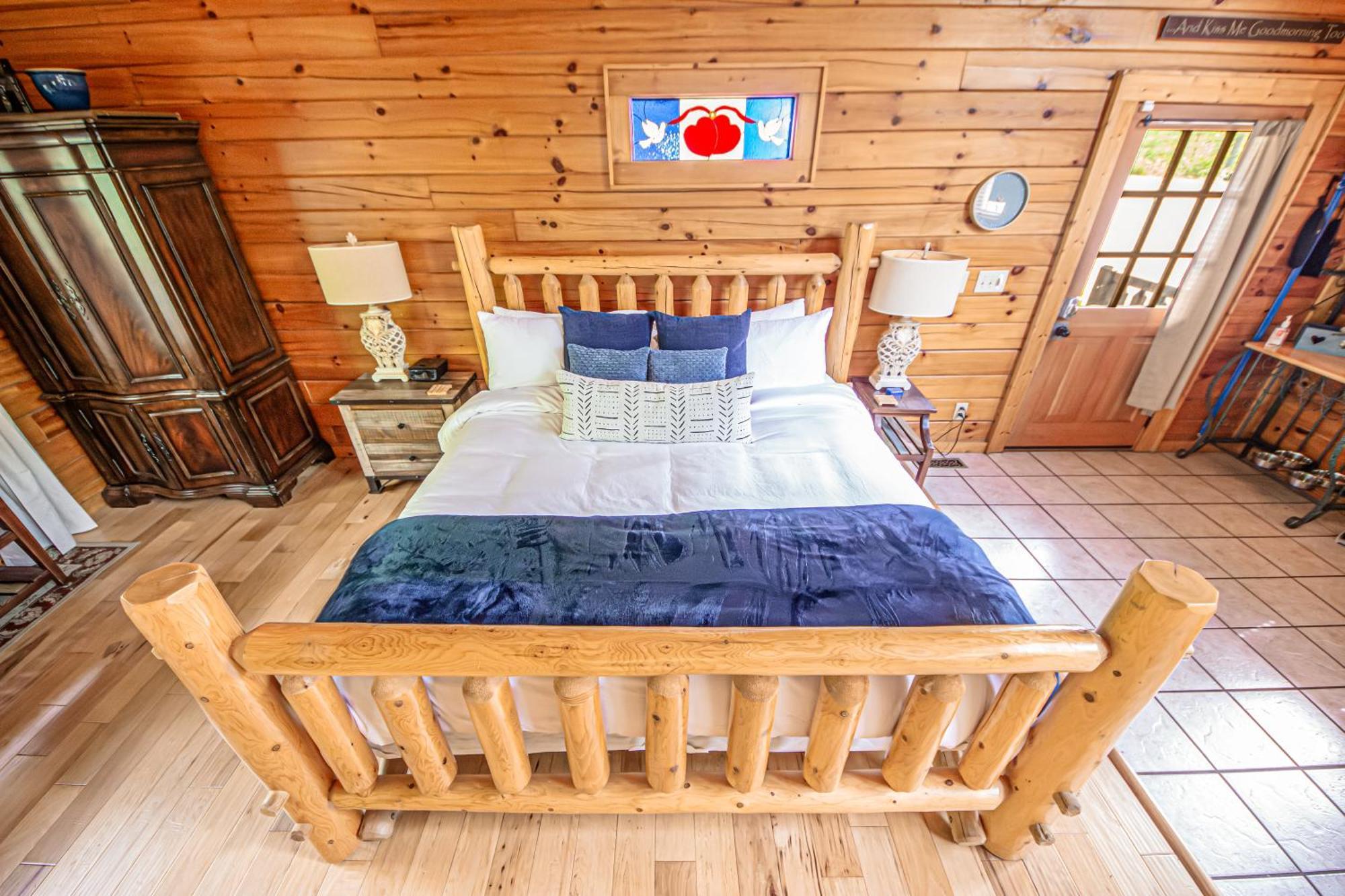 Love Me Tender Studio Cabin Sevierville Room photo