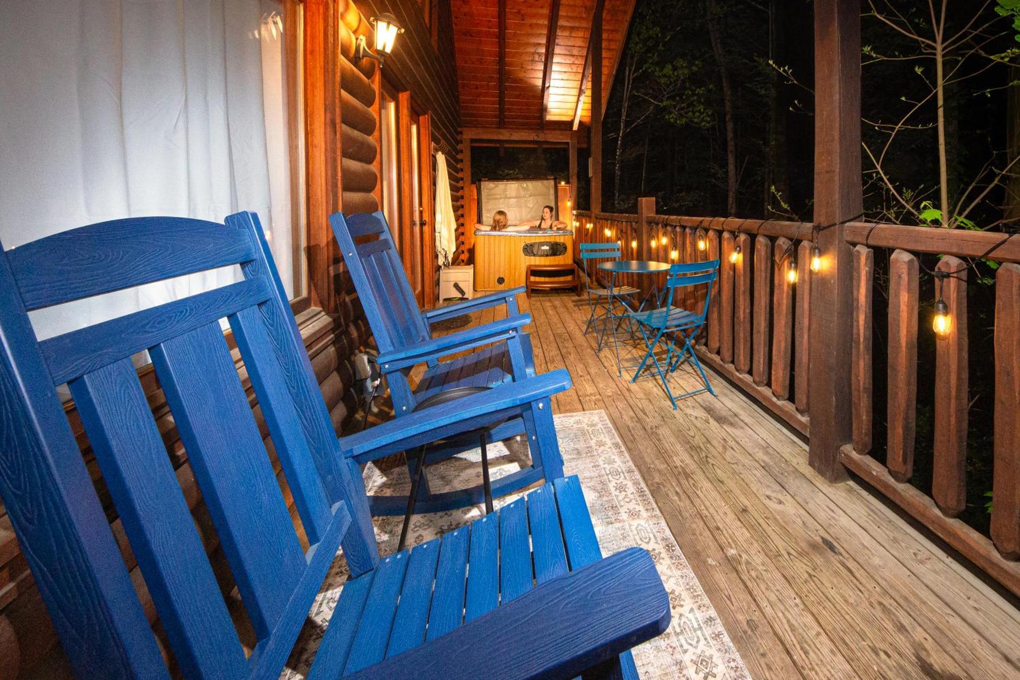 Love Me Tender Studio Cabin Sevierville Room photo