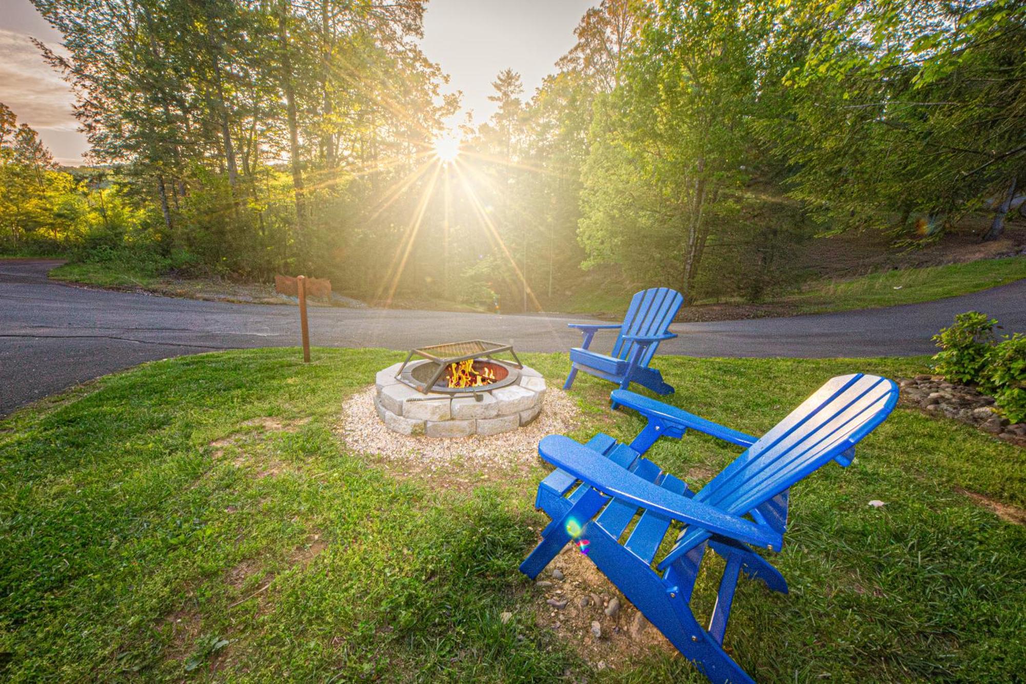 Love Me Tender Studio Cabin Sevierville Room photo
