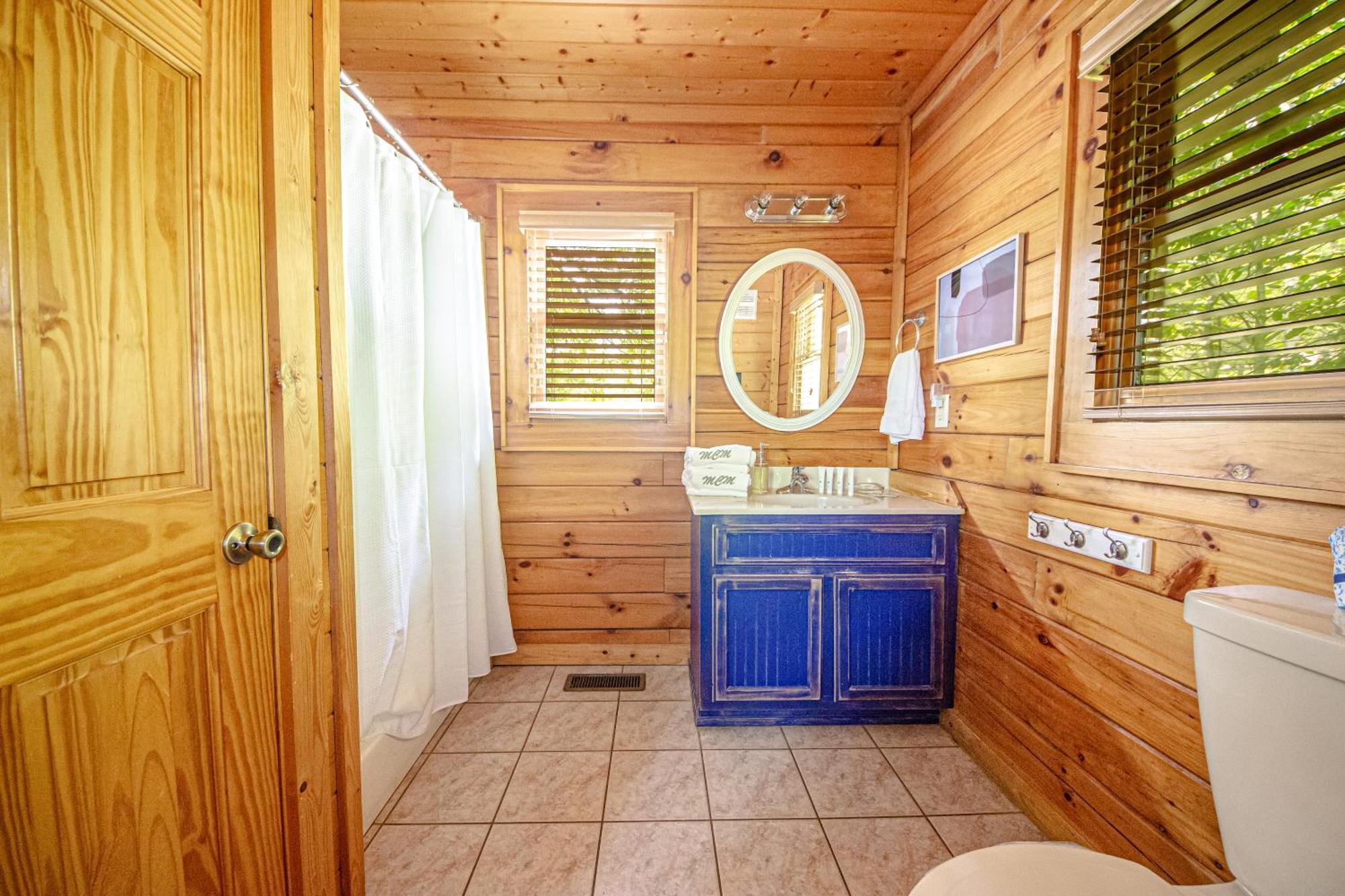 Love Me Tender Studio Cabin Sevierville Room photo