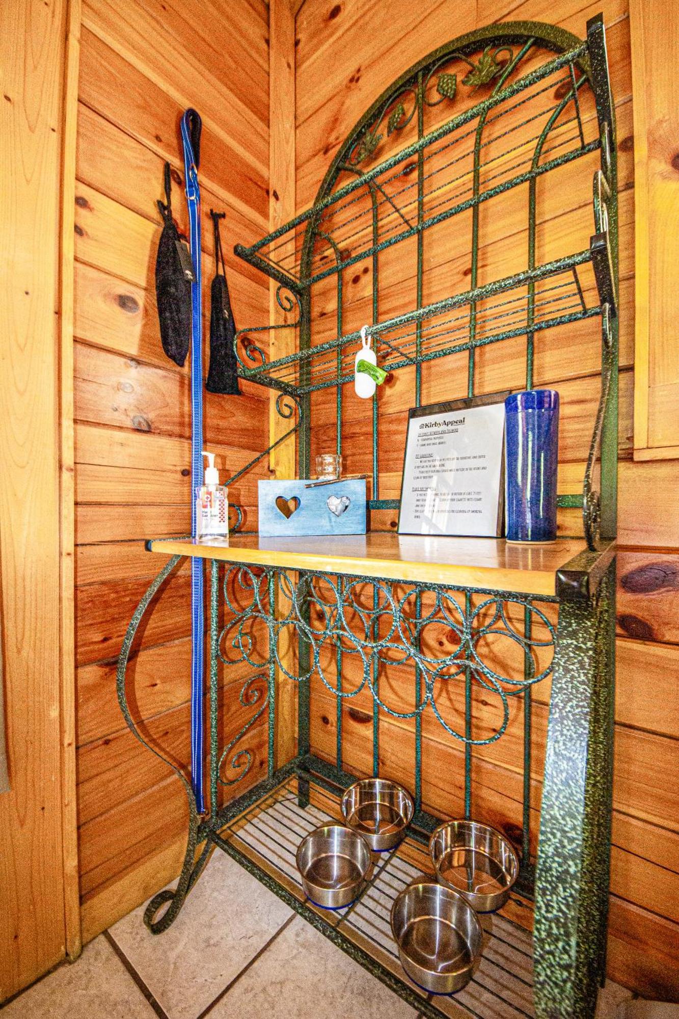Love Me Tender Studio Cabin Sevierville Room photo