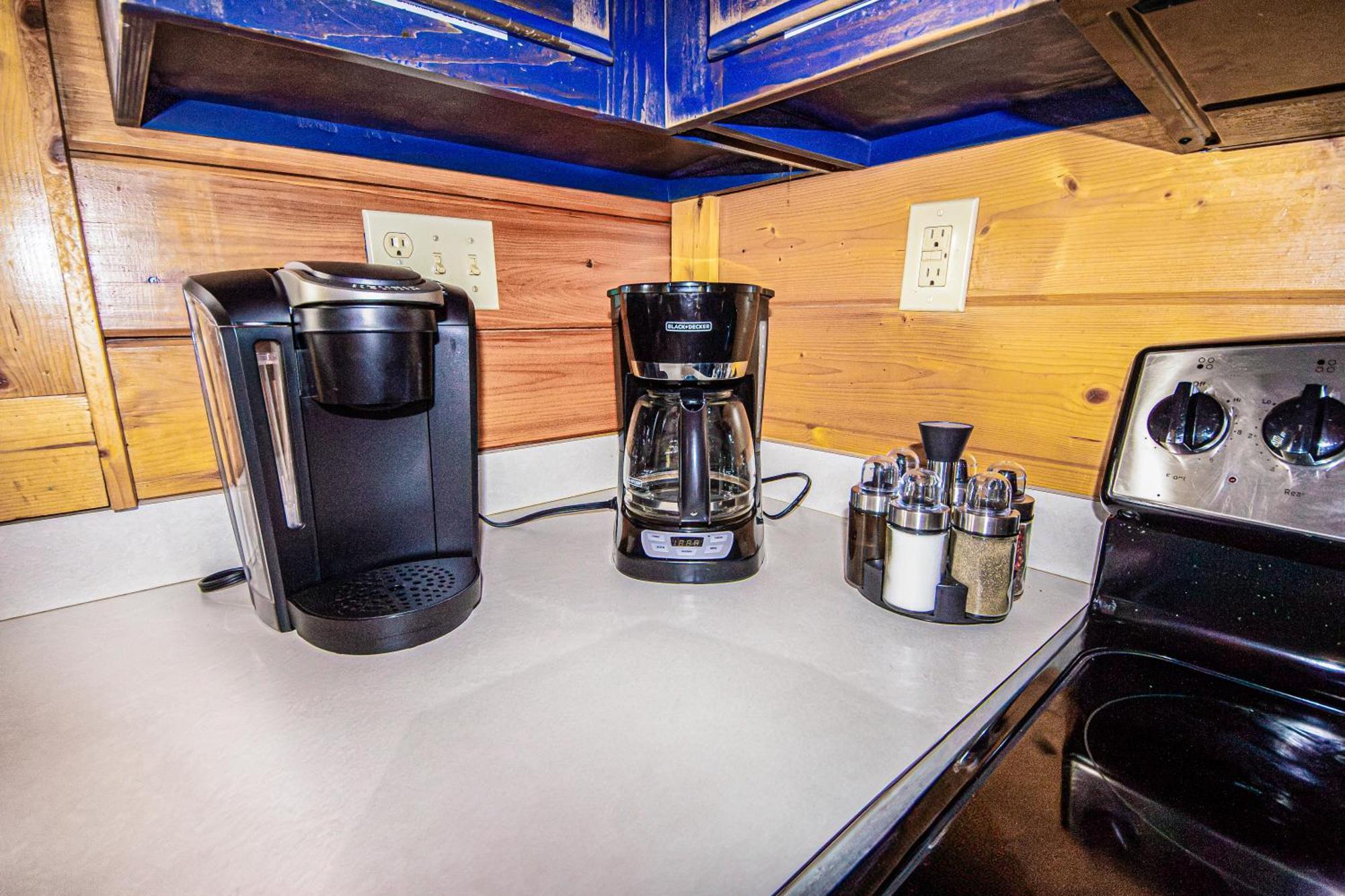 Love Me Tender Studio Cabin Sevierville Room photo